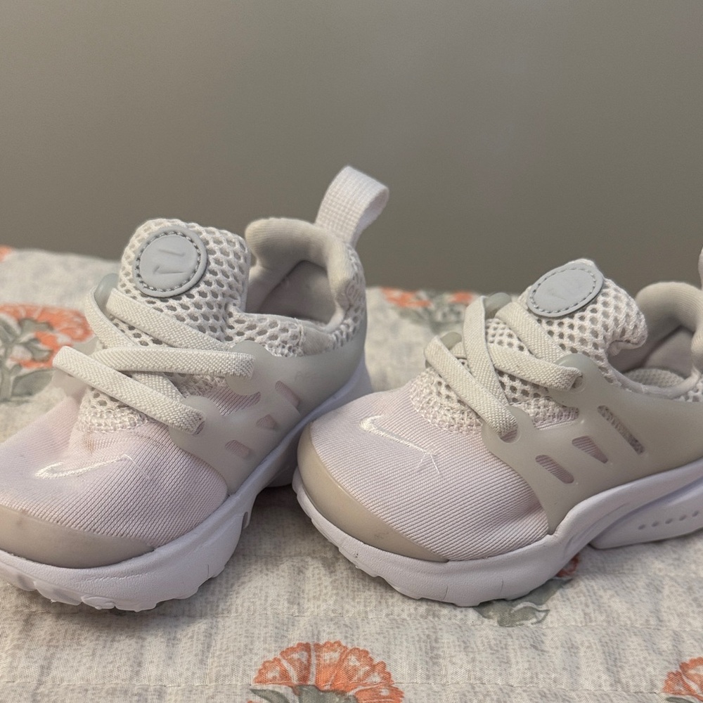 Nike Kids Sneakers in White and Gray